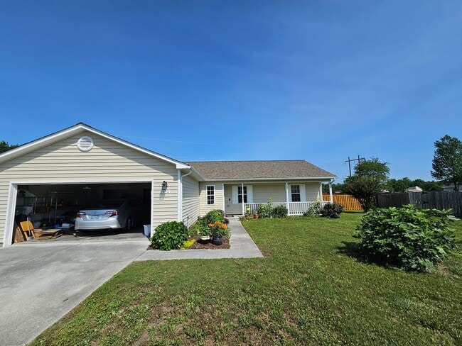 Well Maintained 3 Bed Home on Half an Acre! - Well Maintained 3 Bed Home on Half an Acre!