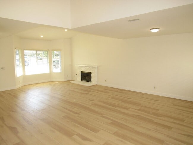 Photo - 1099 W Ontario Ave