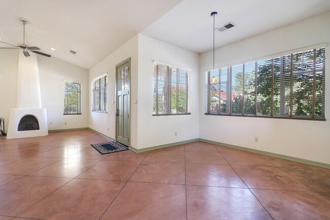 Photo - 1852 Griegos Rd NW