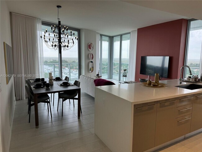 Photo - 2000 Metropica Wy Unit 903