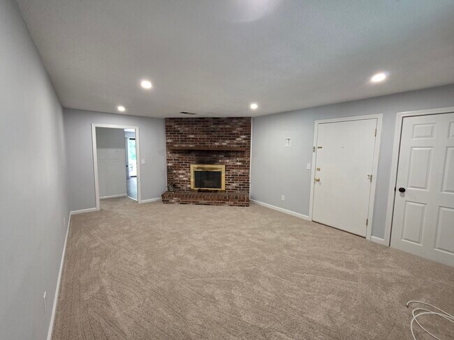 Building Photo - 13 Meadowbrook Ln Unit 3
