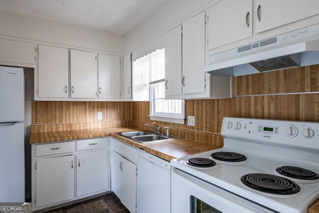 Building Photo - 582 Downing St