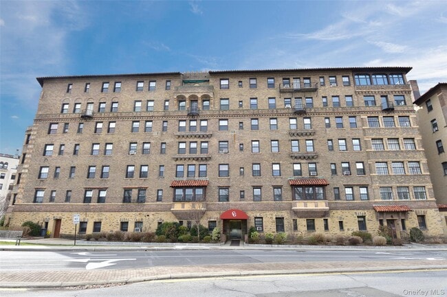 Building Photo - 14 N Chatsworth Ave Unit 5M