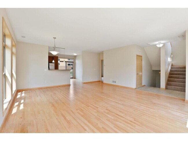 Photo - 731 Victoria Street S
