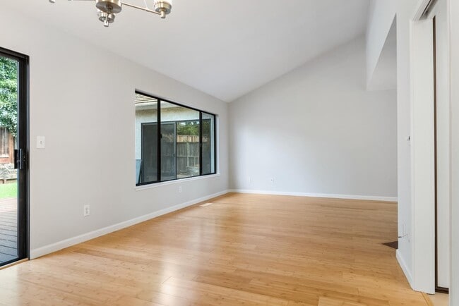 Photo - 922 Jungfrau Ct