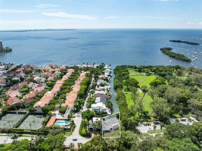 Building Photo - 2120 S Bayshore Dr Rental