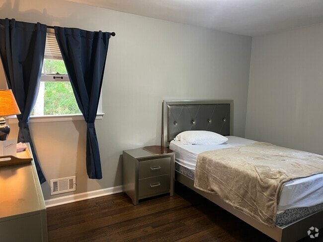 Building Photo - 6140 Hillandale Dr Rental