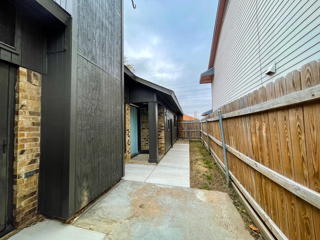 Front entry sidewalk - 812 Via Madonna