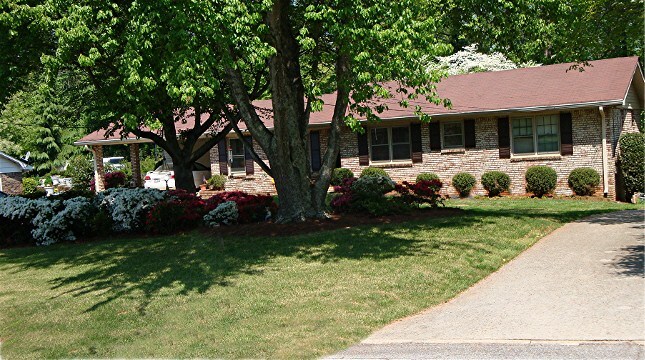 Front of house with driveway going to Apartment Includes Utilities except Cable - 3817 Cline Dr SE Apartamentos Unidad 3817 Cline