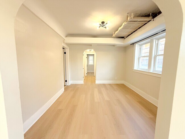 Photo - 714 Elliott St E