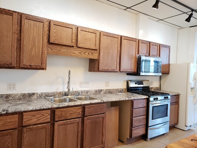 Building Photo - 2969 S Archer Ave Unit 2F