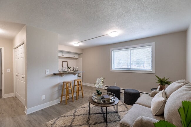 Building Photo - Highland Park Apartments; Renovated Deluxe... Unit 1132 E Seneca Avenue-2