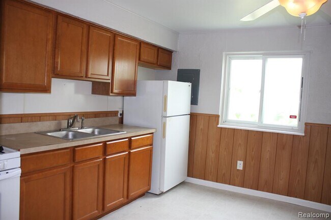 Photo - 32161 Genessee St