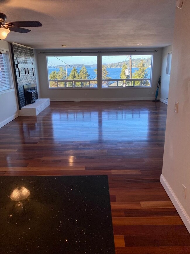 Building Photo - 3 bed/ 2 bath Two Story House overlooking ...