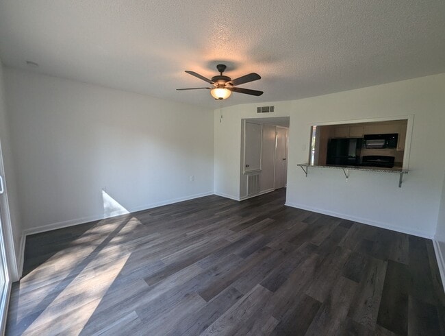 Photo - Newly Remodeled 2/1.5 Townhouse in Newport!