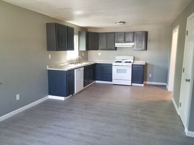 Photo - 3 BED 1 BATH HOUSE WITH A FENCED BACKYARD ...