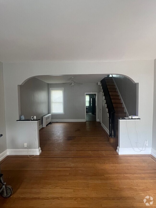 Building Photo - Bright 2-Bedroom with Spacious Bath & Priv... Rental