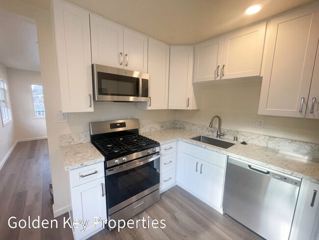 Building Photo - Completely Remodeled Two Bedroom Blocks fr... Unit 1027 3rd Street