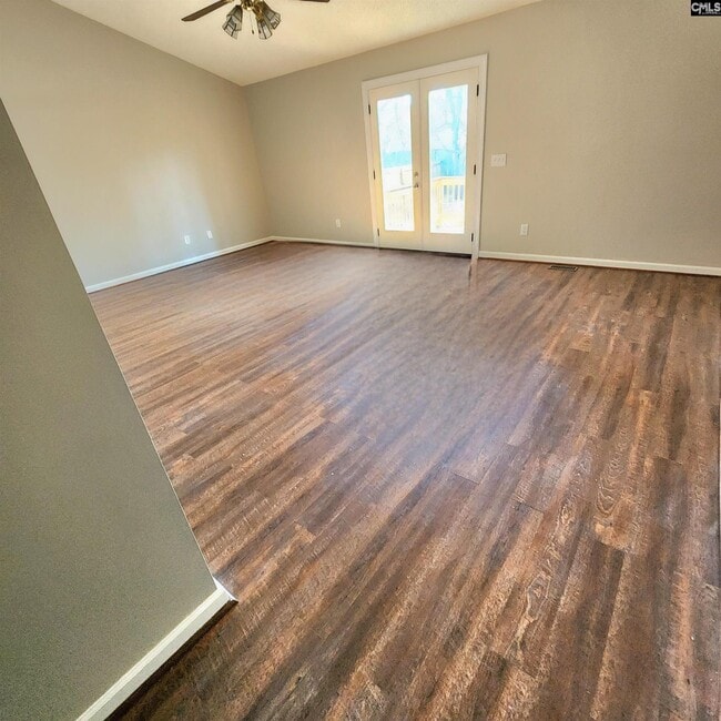 Photo - 222 Salusbury Ln