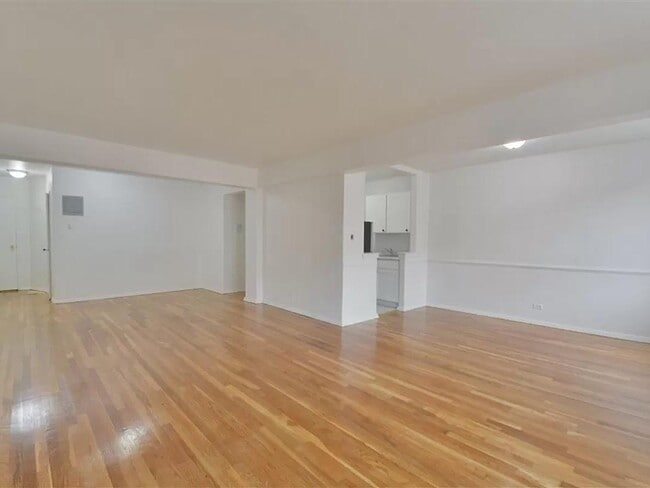 Building Photo - 2420 Morris Ave Unit 5J