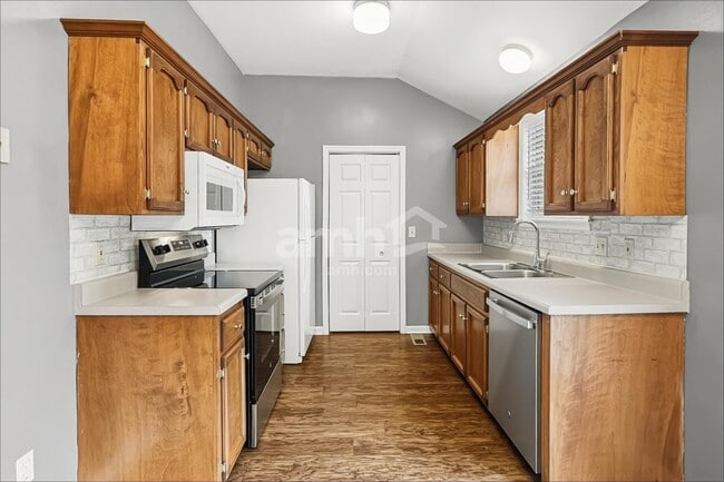 Photo - 104 Cascade Ln