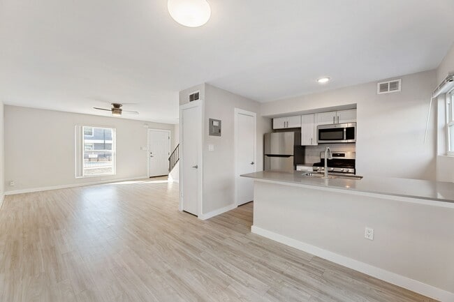 Photo - 5005 Manor Rd
