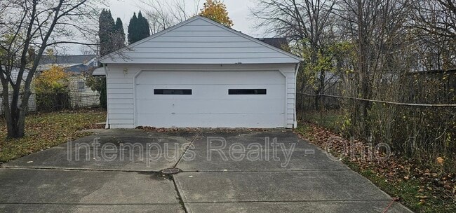Photo - 360 E 326th St