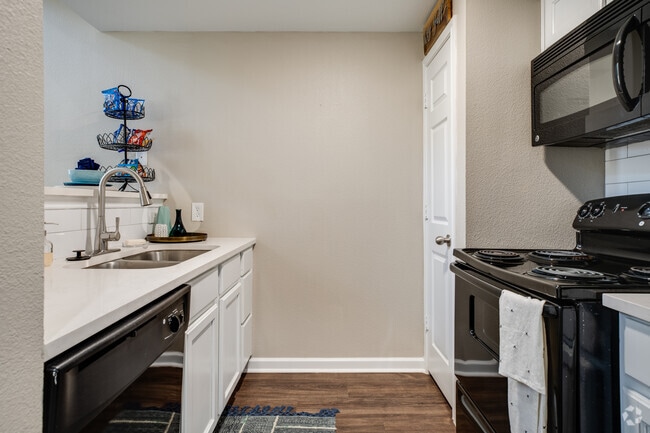 4BR, 4BA Flat - 1,282SF