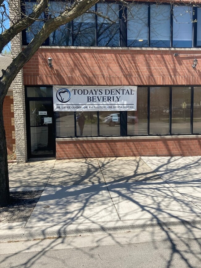 Building Photo - 11238 S Western Ave