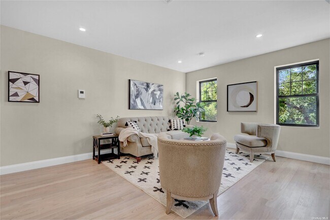 Photo - 608 Jericho Turnpike