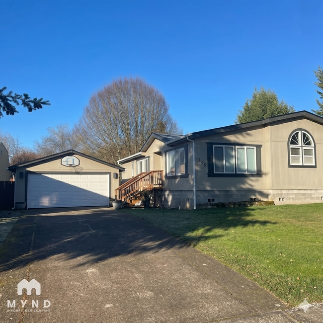 Building Photo - 295 Sycamore St