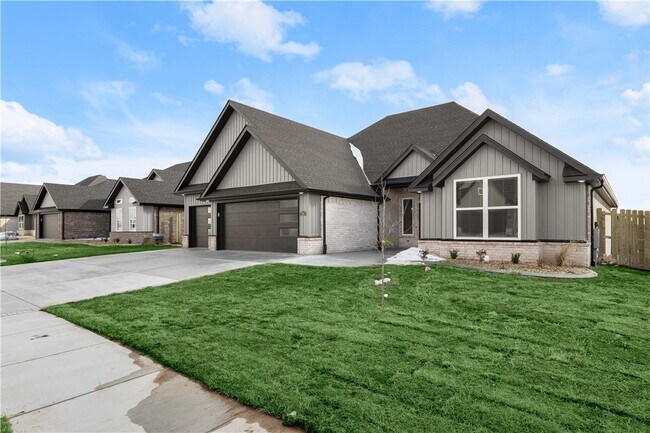 Photo - 701 Bronco St