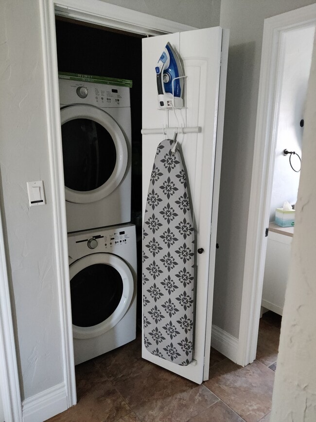 Laundry - 611 S Roselawn Ave Unit A