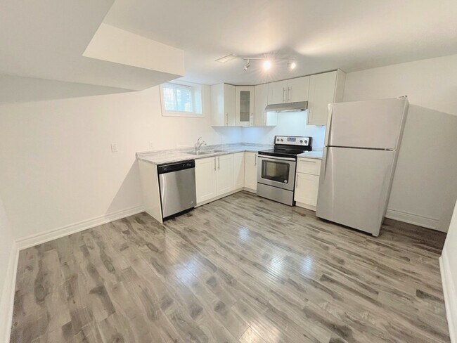 Building Photo - 105 Hester St Unit LOWER