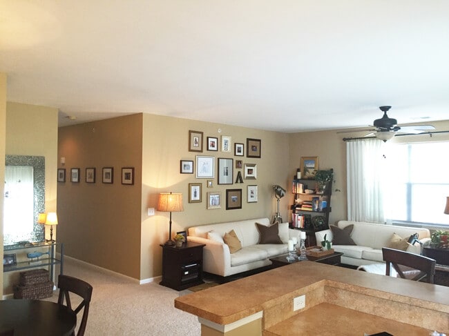 Building Photo - 5329 Warminster Dr Unit 205