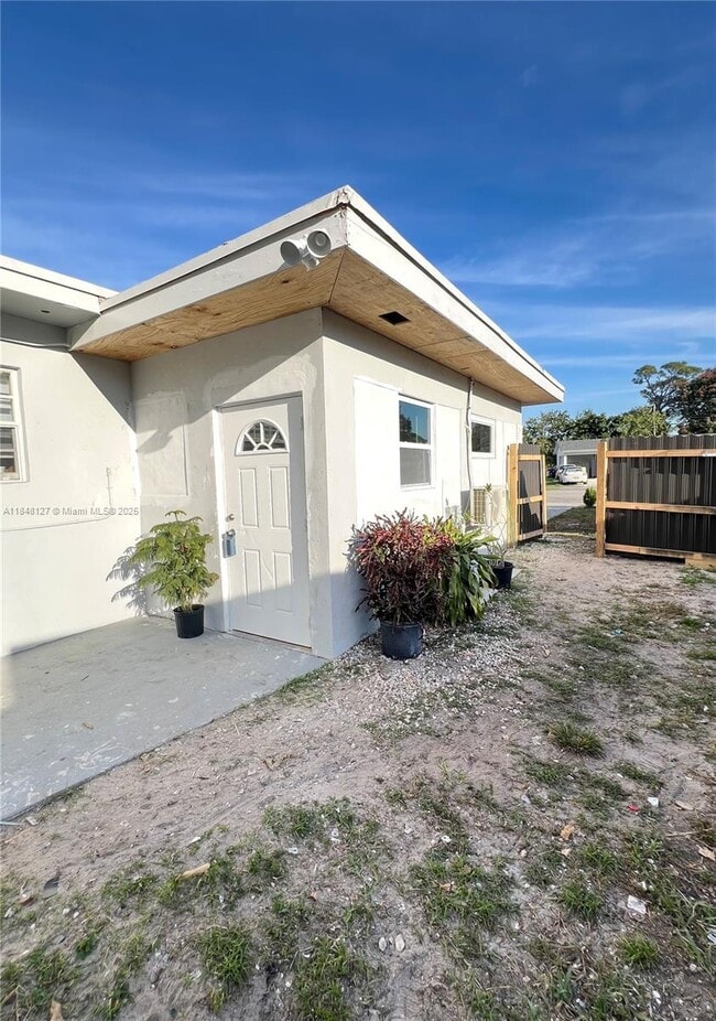 Building Photo - 711 E Melrose Cir Unit 2 Rental