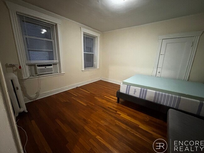 Building Photo - 376 Riverway