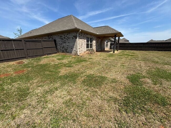 Building Photo - Spacious home with a fence, in PRIME location with a move in special