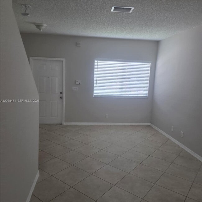 Building Photo - 4730 Lago Vista Dr