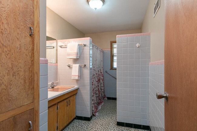 4-bedroom bathroom