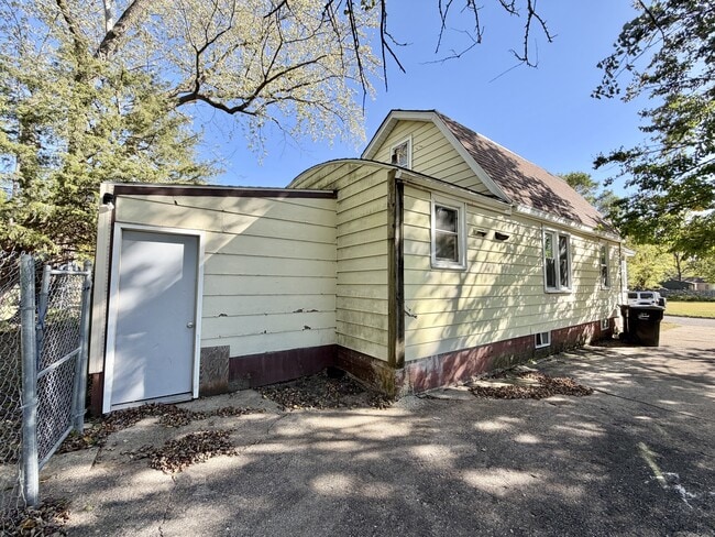 Photo - 923 Randall St