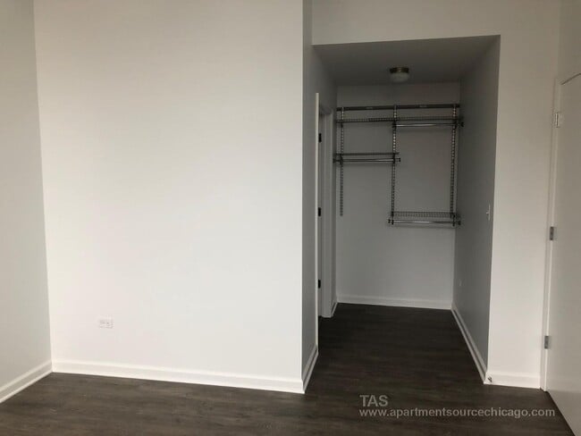 Building Photo - Loft-style condo-quality 3 Bed/2 ba IN Unit 305