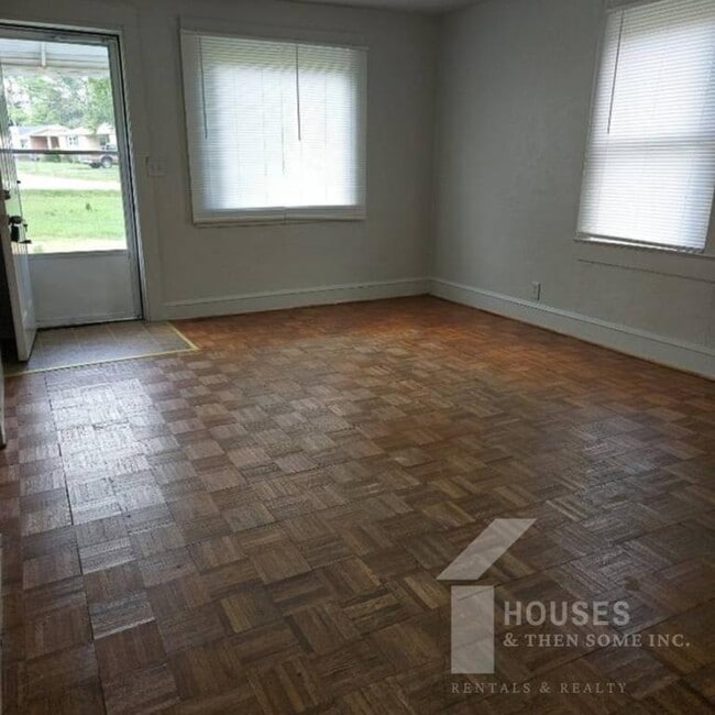 Photo - 201 MacKenzie Dr