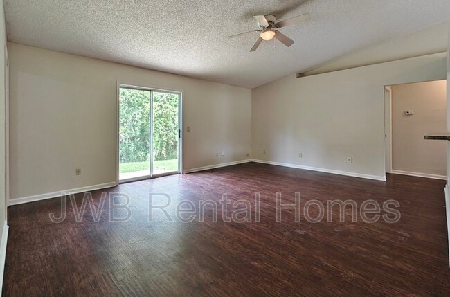 Photo - 1600 Twin Oak Dr W