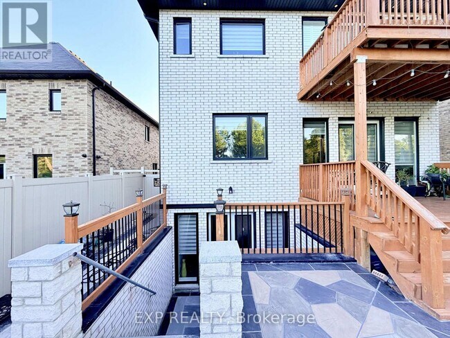 Photo - 1606 Sandhurst Crescent