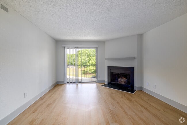 2BR, 2BA - 856SF - Victoria - Living Room