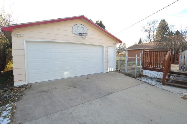 Photo - Huge 4 Bed 2 Bath Single Family Home!! Ton...