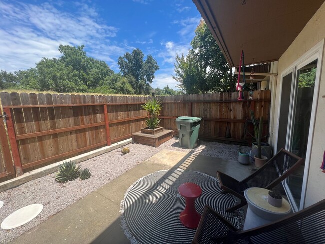 Photo - 3 Bed / 2.5 Bath | College Greens Townhome