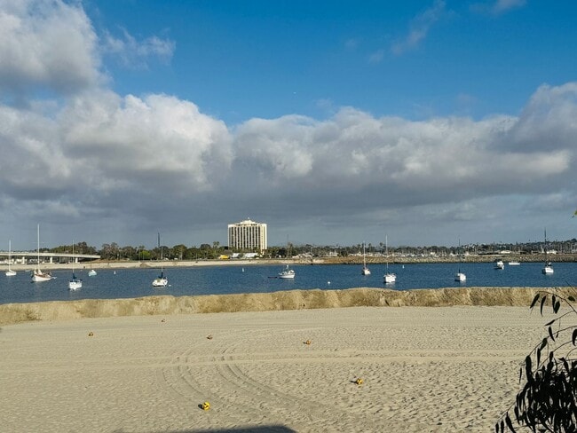 2933-2935 Bayside Walk