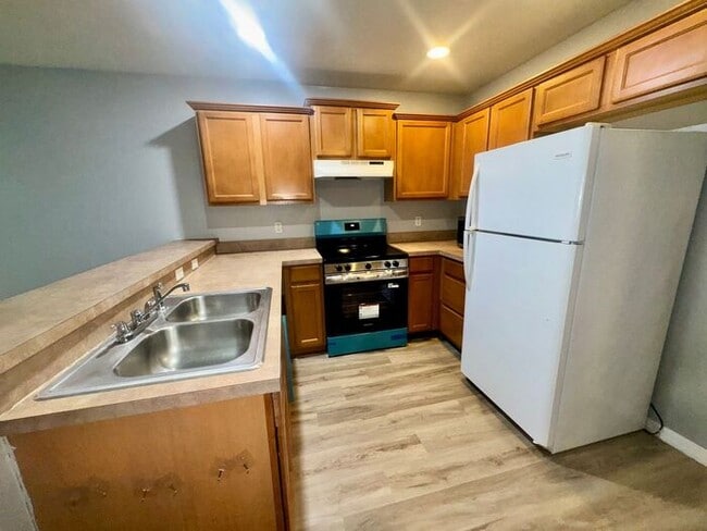 3 bedroom 2.5 bath Oakcrest Townhome with Laminate and Tile flooring Throughout, and a 1 Car Garage!